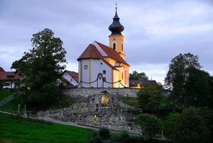 Kirche mit darunterliegender Grotte