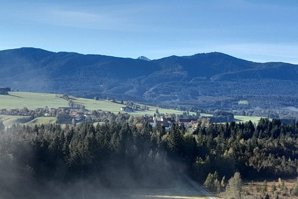 Schöner Blick über die Hügel des Voralpenlandes