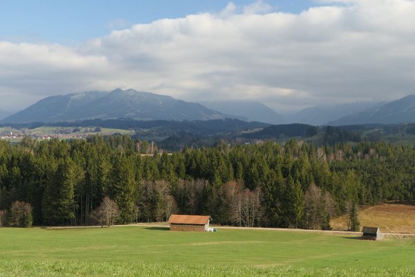 Landschaftsbild mit Bergen im Hintergund