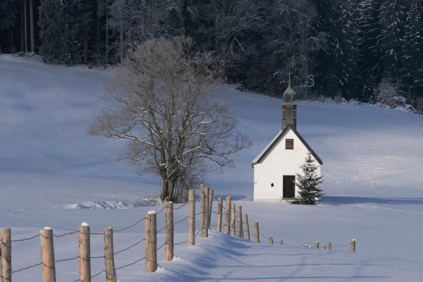 Eine Kapelle in Winterlandschaft