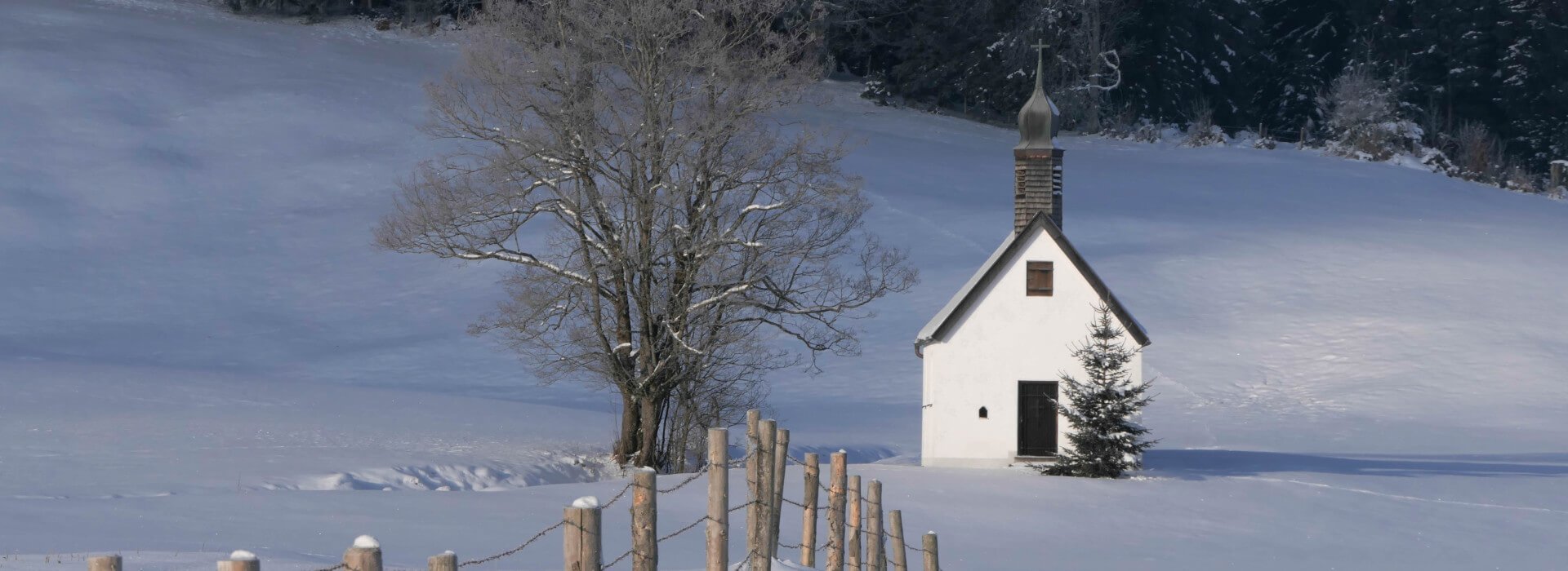 Eine kleine Kapelle umrahmt von einer Winterlandschaft